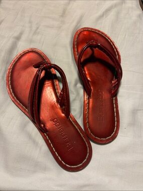 Bernardo Metallic Red T-Strap Leather Sandals.  Size 9